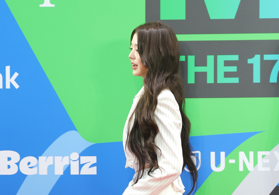 장원영, 핫팬츠 입고 성큼성큼