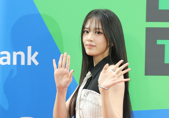 안유진, 말랑말랑 손 인사