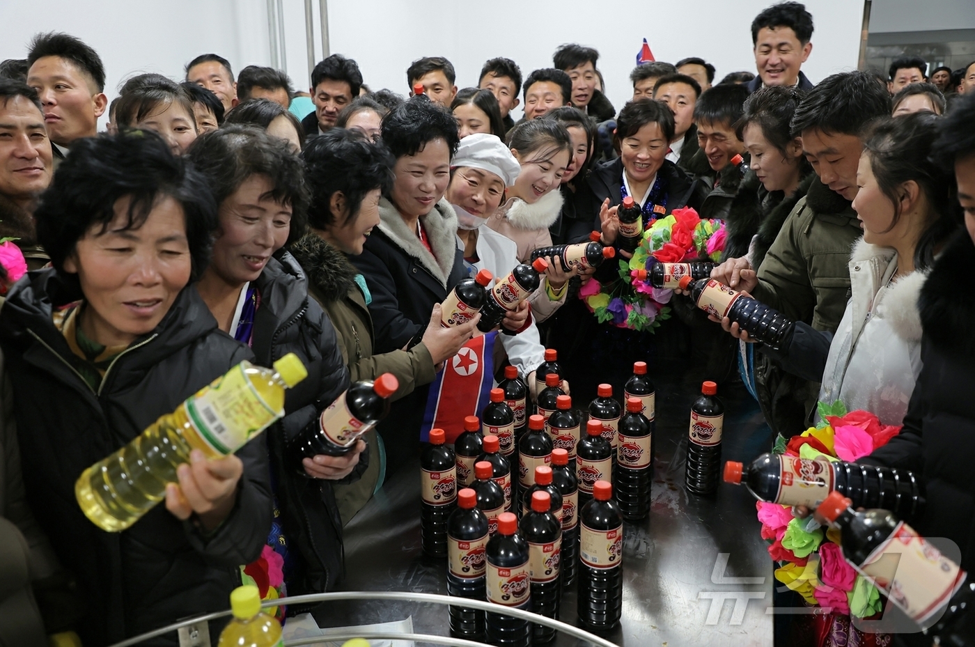 (평양 노동신문=뉴스1) = 북한 노동당 기관지 노동신문은 지난 19일 김정은 총비서의 참석 아래 신포시 지방공업공장 준공식이 열렸다고 21일 보도했다. [국내에서만 사용가능. 재 …