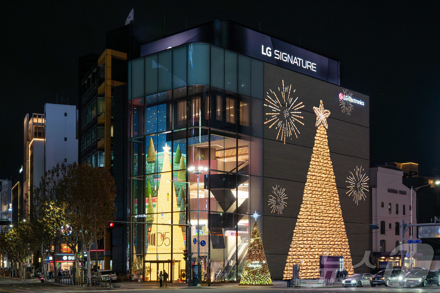 (서울=뉴스1) = LG전자가 서울 강남구 도산대로에 위치한 ‘LG전자 플래그십 D5’ 외벽에 크리스마스를 주제로 한 미디어 파사드를 공개한다고 21일 밝혔다.가로 20m, 세로 …