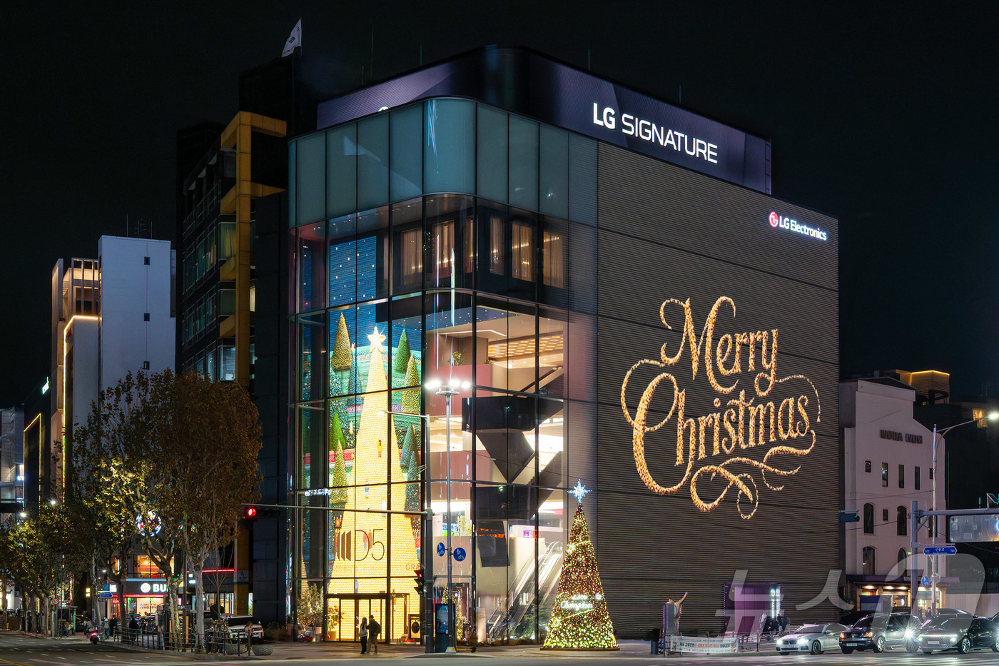 (서울=뉴스1) = LG전자가 서울 강남구 도산대로에 위치한 ‘LG전자 플래그십 D5’ 외벽에 크리스마스를 주제로 한 미디어 파사드를 공개한다고 21일 밝혔다.가로 20m, 세로 …