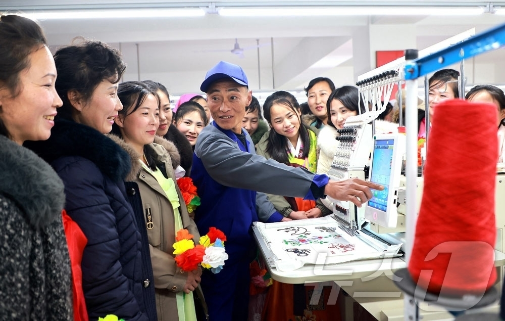 (평양 노동신문=뉴스1) = 북한 노동당 기관지 노동신문은 전날인 20일 강원도 세포군 지방공업공장 준공식이 열렸다고 21일 보도했다. [국내에서만 사용가능. 재배포 금지. DB …