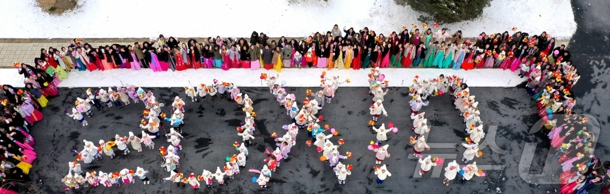 (평양 노동신문=뉴스1) = 북한 노동당 기관지 노동신문은 전날인 20일 강원도 세포군 지방공업공장 준공식이 열렸다고 21일 보도했다. [국내에서만 사용가능. 재배포 금지. DB …