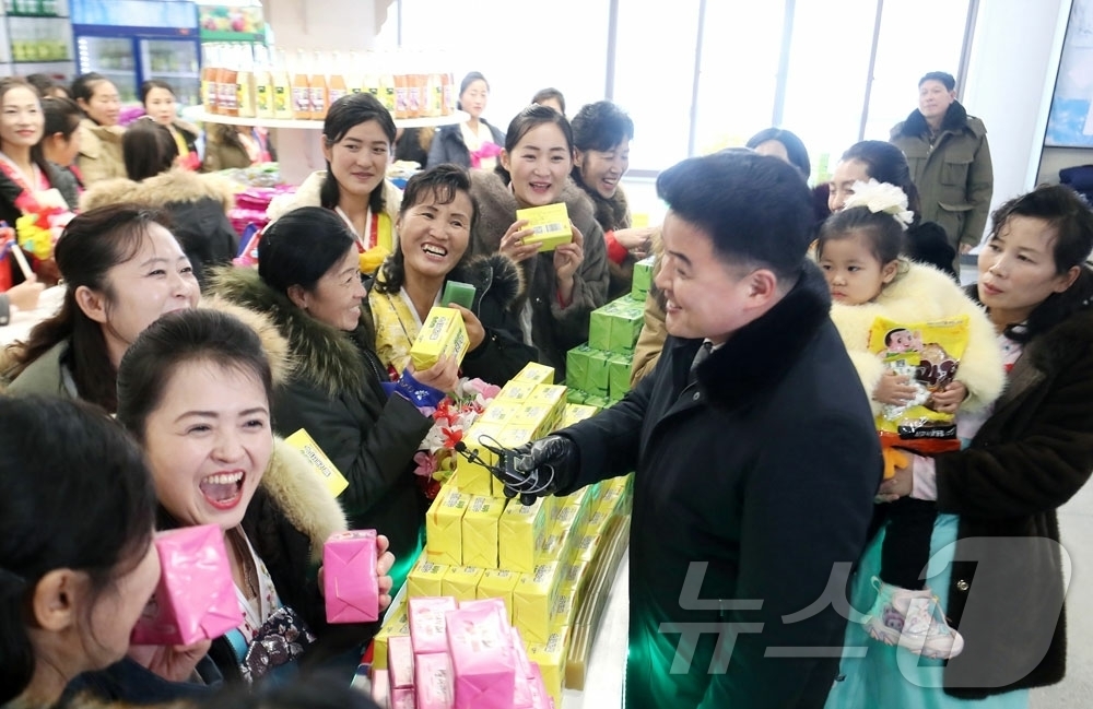 (평양 노동신문=뉴스1) = 북한 노동당 기관지 노동신문은 전날인 20일 김정숙군 지방공업공장 준공식이 열렸다고 21일 보도했다. [국내에서만 사용가능. 재배포 금지. DB 금지. …