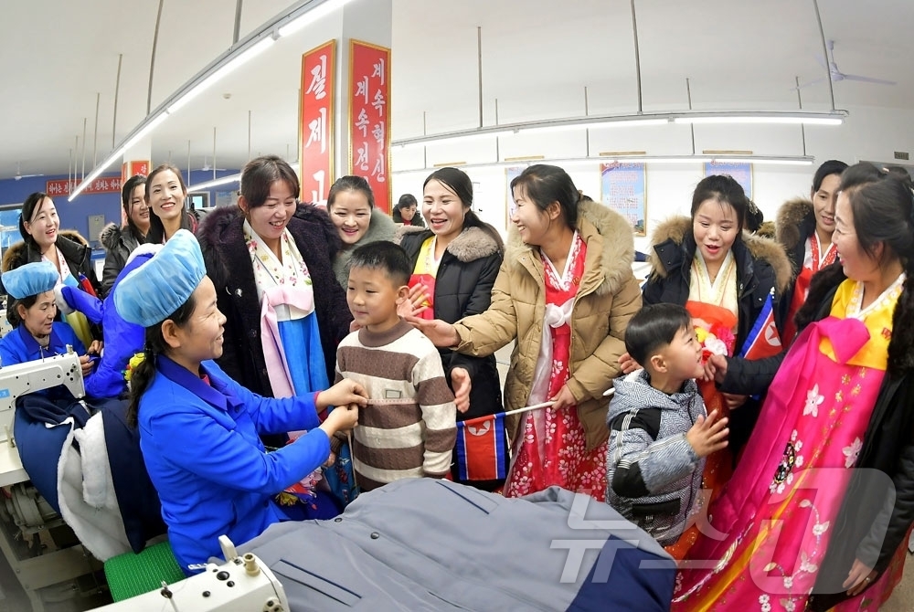 (평양 노동신문=뉴스1) = 북한 노동당 기관지 노동신문은 전날인 20일 김정숙군 지방공업공장 준공식이 열렸다고 21일 보도했다. [국내에서만 사용가능. 재배포 금지. DB 금지. …