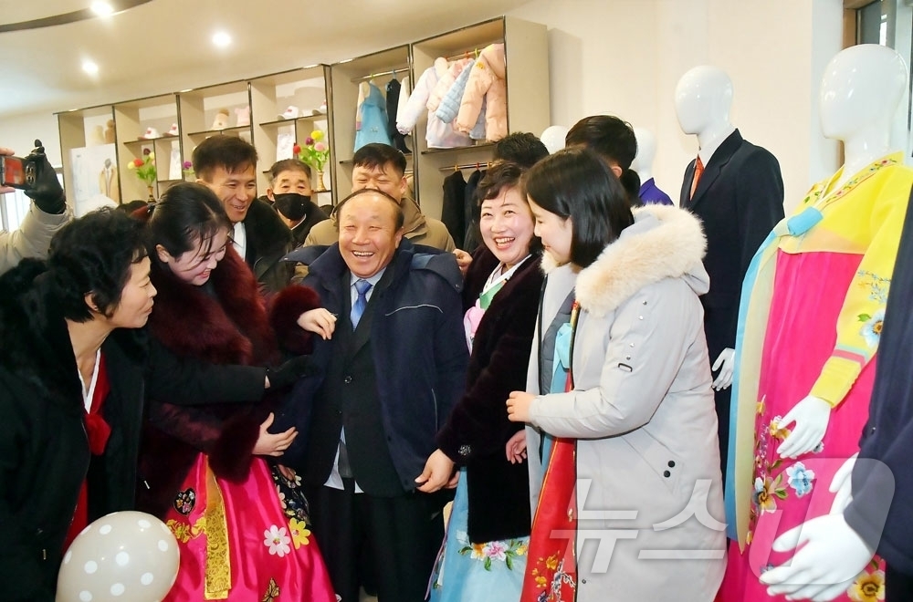 (평양 노동신문=뉴스1) = 북한 노동당 기관지 노동신문은 전날인 20일 김정숙군 지방공업공장 준공식이 열렸다고 21일 보도했다. [국내에서만 사용가능. 재배포 금지. DB 금지. …