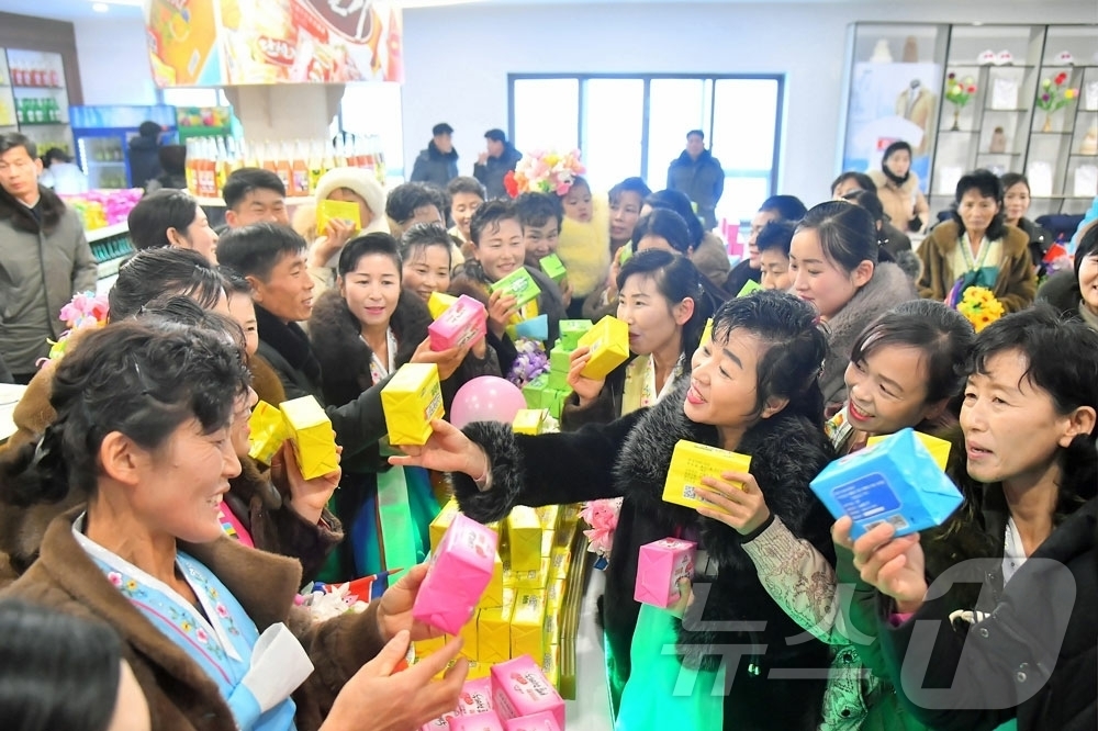 (평양 노동신문=뉴스1) = 북한 노동당 기관지 노동신문은 전날인 20일 김정숙군 지방공업공장 준공식이 열렸다고 21일 보도했다. [국내에서만 사용가능. 재배포 금지. DB 금지. …