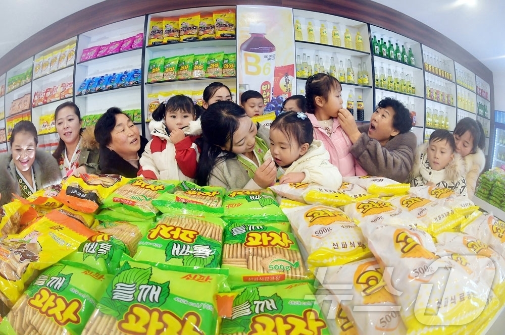 (평양 노동신문=뉴스1) = 북한 노동당 기관지 노동신문은 전날인 20일 김정숙군 지방공업공장 준공식이 열렸다고 21일 보도했다. [국내에서만 사용가능. 재배포 금지. DB 금지. …