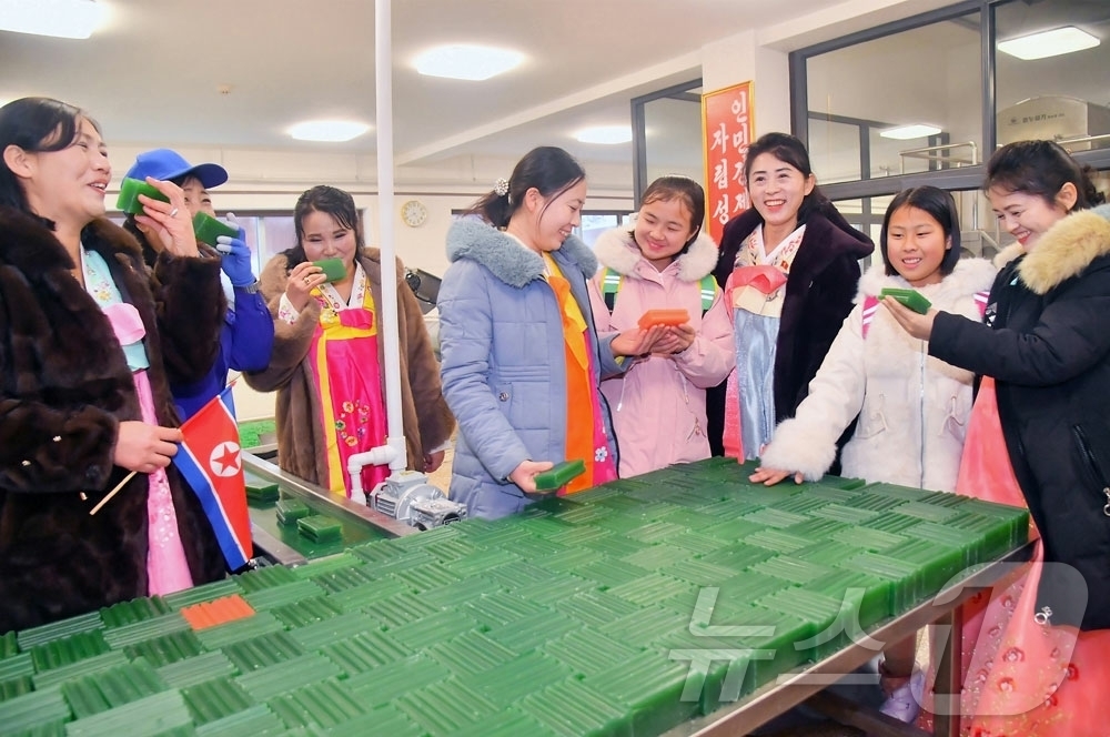 (평양 노동신문=뉴스1) = 북한 노동당 기관지 노동신문은 전날인 20일 김정숙군 지방공업공장 준공식이 열렸다고 21일 보도했다. [국내에서만 사용가능. 재배포 금지. DB 금지. …