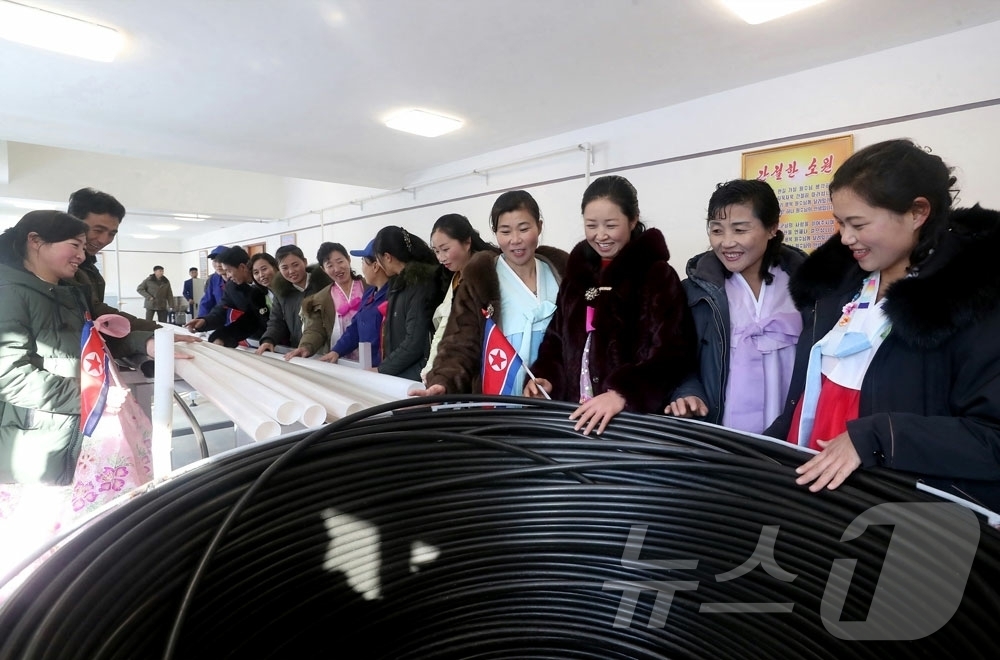 (평양 노동신문=뉴스1) = 북한 노동당 기관지 노동신문은 전날인 20일 김정숙군 지방공업공장 준공식이 열렸다고 21일 보도했다. [국내에서만 사용가능. 재배포 금지. DB 금지. …