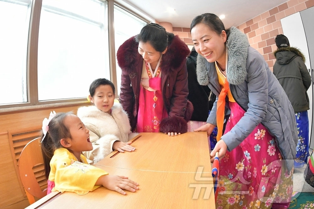 (평양 노동신문=뉴스1) = 북한 노동당 기관지 노동신문은 전날인 20일 김정숙군 지방공업공장 준공식이 열렸다고 21일 보도했다. [국내에서만 사용가능. 재배포 금지. DB 금지. …