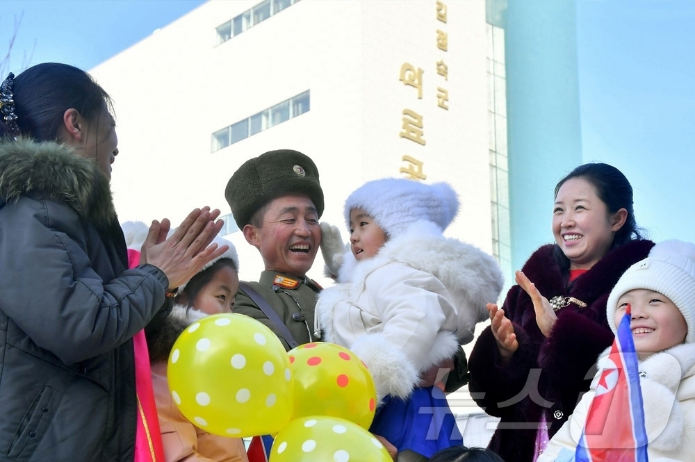 (평양 노동신문=뉴스1) = 북한 노동당 기관지 노동신문은 전날인 20일 김정숙군 지방공업공장 준공식이 열렸다고 21일 보도했다. [국내에서만 사용가능. 재배포 금지. DB 금지. …