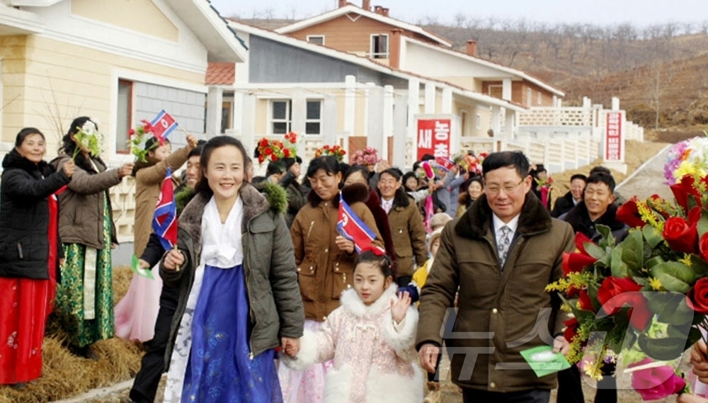 (평양 노동신문=뉴스1) = 북한 노동당 기관지 노동신문은 신의주시 송한동, 선상동과 수안군 산북리에서 새집들이 행사가 개최됐다고 21일 보도했다. [국내에서만 사용가능. 재배포 …