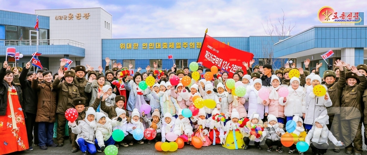 (평양 노동신문=뉴스1) = 북한 노동당 기관지 노동신문은 신의주시 송한동, 선상동과 수안군 산북리에서 새집들이 행사가 개최됐다고 21일 보도했다. [국내에서만 사용가능. 재배포 …