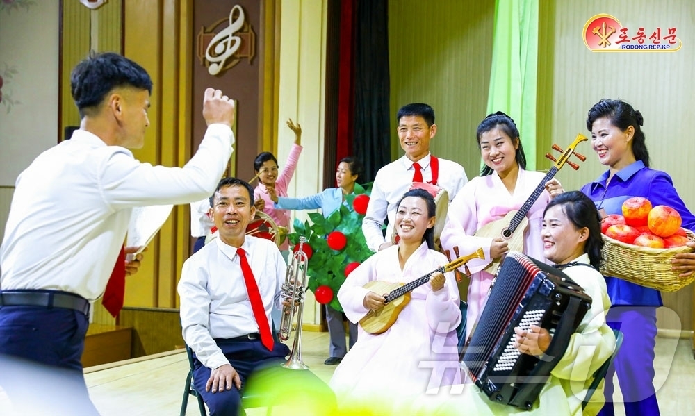 (평양 노동신문=뉴스1) = 북한 노동당 기관지 노동신문은 신의주시 송한동, 선상동과 수안군 산북리에서 새집들이 행사가 개최됐다고 21일 보도했다. [국내에서만 사용가능. 재배포 …