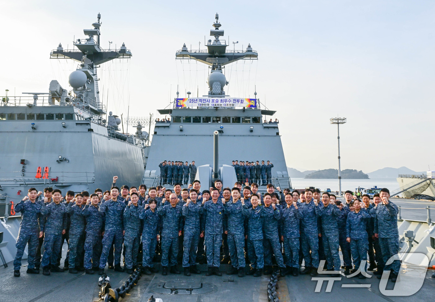 (서울=뉴스1) = 해군기동함대사령부 소속 구축함 대조영함(DDH-Ⅱ, 4,400톤급)이 2025년‘해군 포술 최우수 전투함’의 영예를 차지했다고 21일 밝혔다.대조영함은 해군작전 …