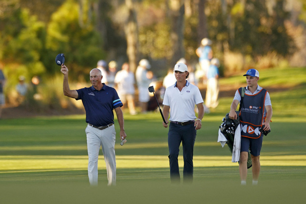 쿠처, 아들과 출전해 PNC 챔피언십 첫날 선두…우즈 부자 불참