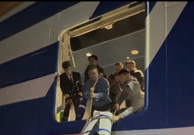 부산 수영만 정박 크루즈서 60대 승객 계단 추락…병원 이송