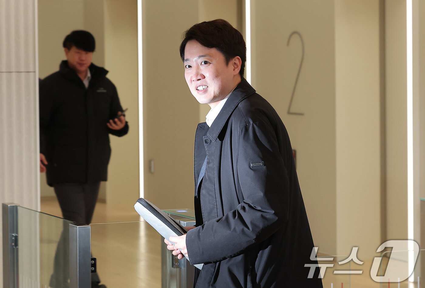 본문 이미지 - 국민의힘 대표 당시 당 공천 과정에 개입했다는 의혹을 받는 이준석 개혁신당 대표가 21일 서울 종로구 KT 광화문빌딩에 마련된 김건희 특검(특별검사 민중기) 사무실에 피의자 조사를 받기 위해 출석하고 있다. 2025.12.21/뉴스1 ⓒ News1 김성진 기자