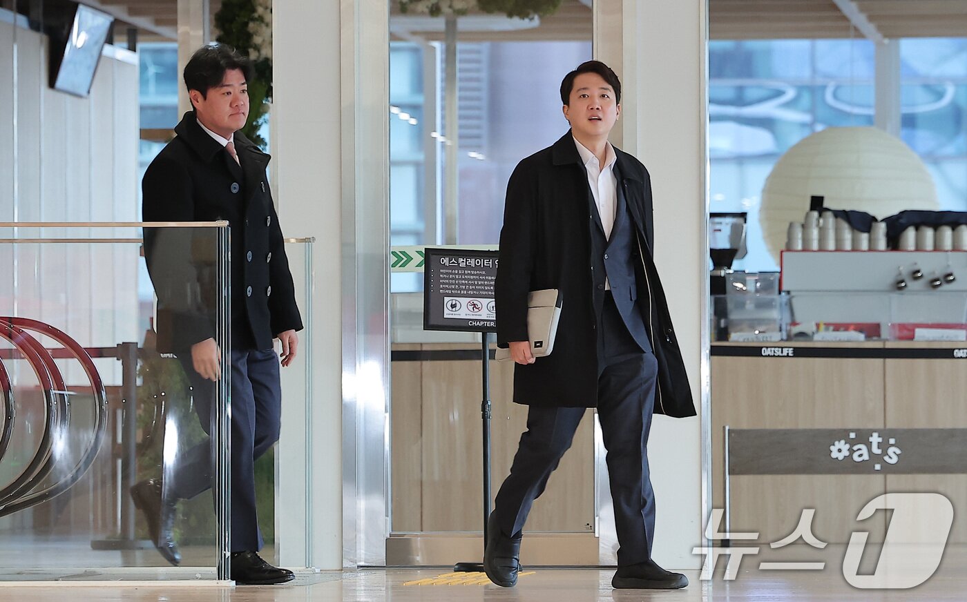 본문 이미지 - 국민의힘 대표 당시 당 공천 과정에 개입했다는 의혹을 받는 이준석 개혁신당 대표가 21일 서울 종로구 KT 광화문빌딩에 마련된 김건희 특검(특별검사 민중기) 사무실에 피의자 조사를 받기 위해 출석하고 있다. 2025.12.21/뉴스1 ⓒ News1 김성진 기자