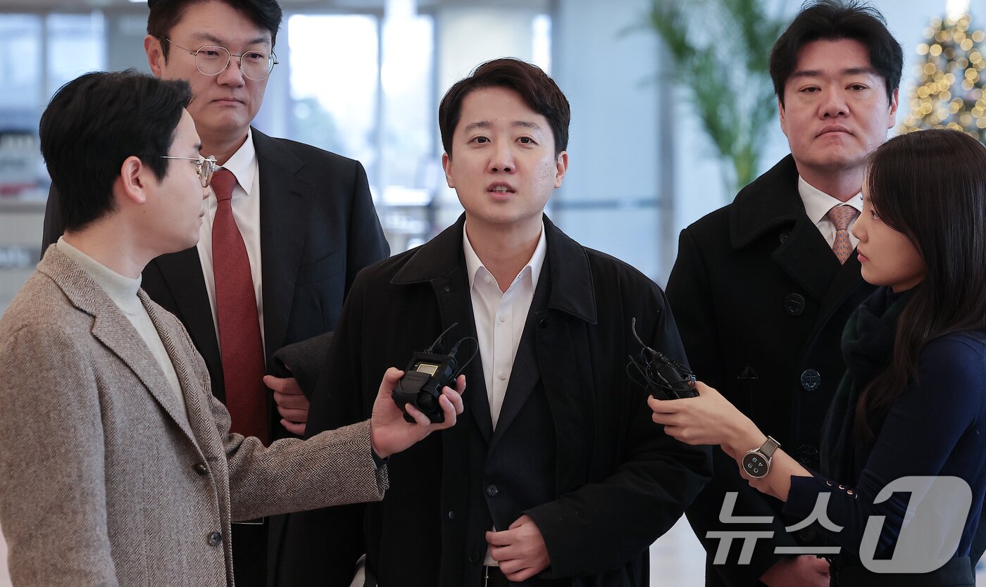 본문 이미지 - 국민의힘 대표 당시 당 공천 과정에 개입했다는 의혹을 받는 이준석 개혁신당 대표가 21일 서울 종로구 KT 광화문빌딩에 마련된 김건희 특검(특별검사 민중기) 사무실에 피의자 조사를 받기 위해 출석하며 입장을 밝히고 있다. 2025.12.21/뉴스1 ⓒ News1 김성진 기자