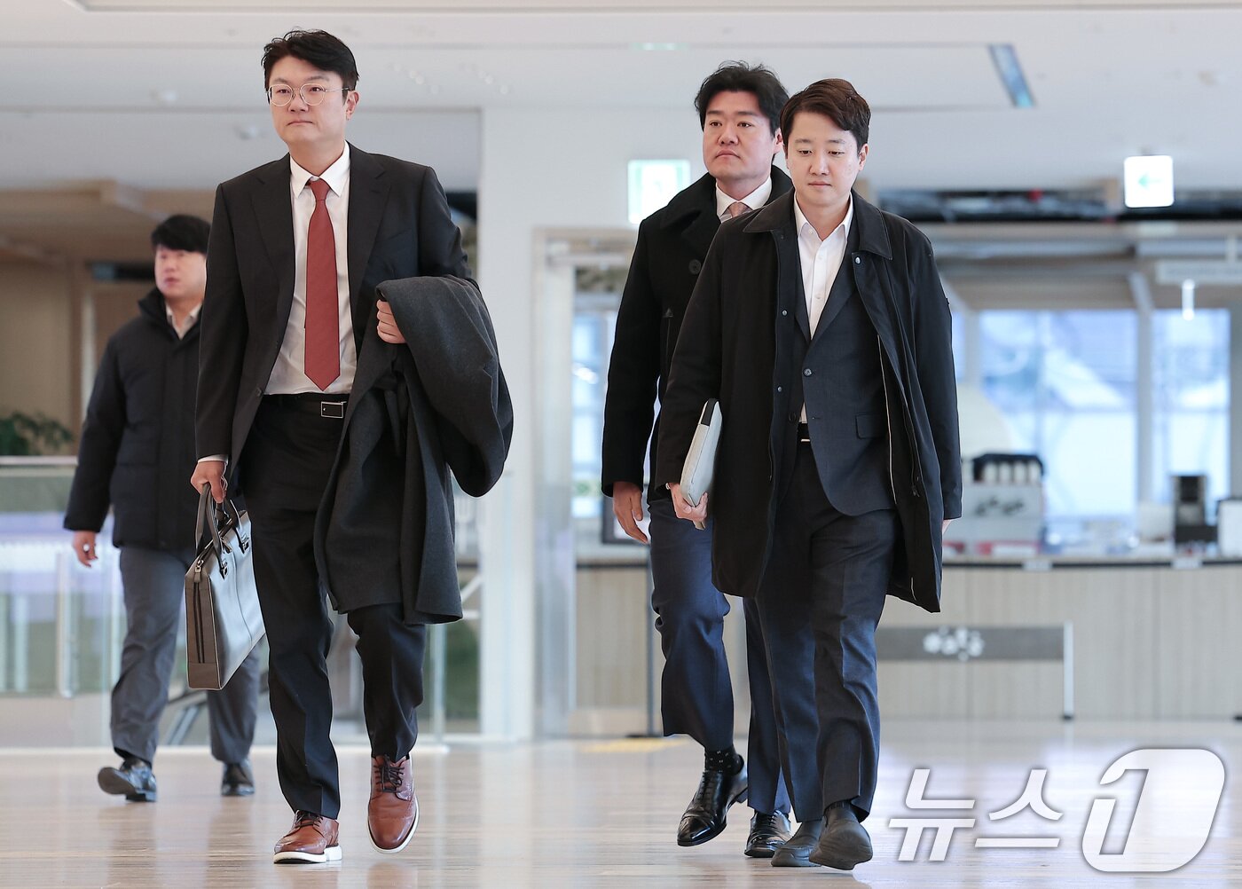 본문 이미지 - 국민의힘 대표 당시 당 공천 과정에 개입했다는 의혹을 받는 이준석 개혁신당 대표가 21일 서울 종로구 KT 광화문빌딩에 마련된 김건희 특검(특별검사 민중기) 사무실에 피의자 조사를 받기 위해 출석하고 있다. 2025.12.21/뉴스1 ⓒ News1 김성진 기자