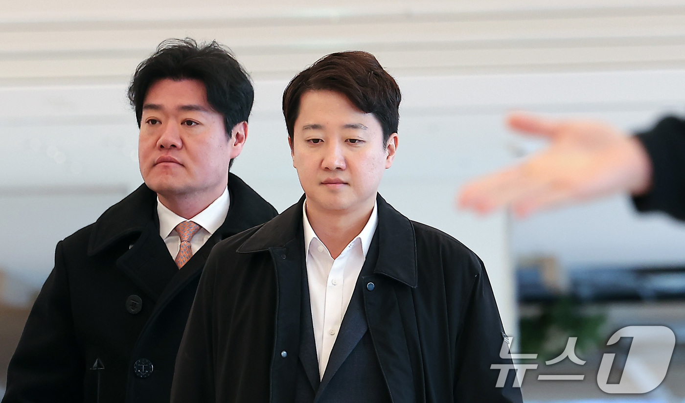 (서울=뉴스1) 김성진 기자 = 국민의힘 대표 당시 당 공천 과정에 개입했다는 의혹을 받는 이준석 개혁신당 대표가 21일 서울 종로구 KT 광화문빌딩에 마련된 김건희 특검(특별검사 …