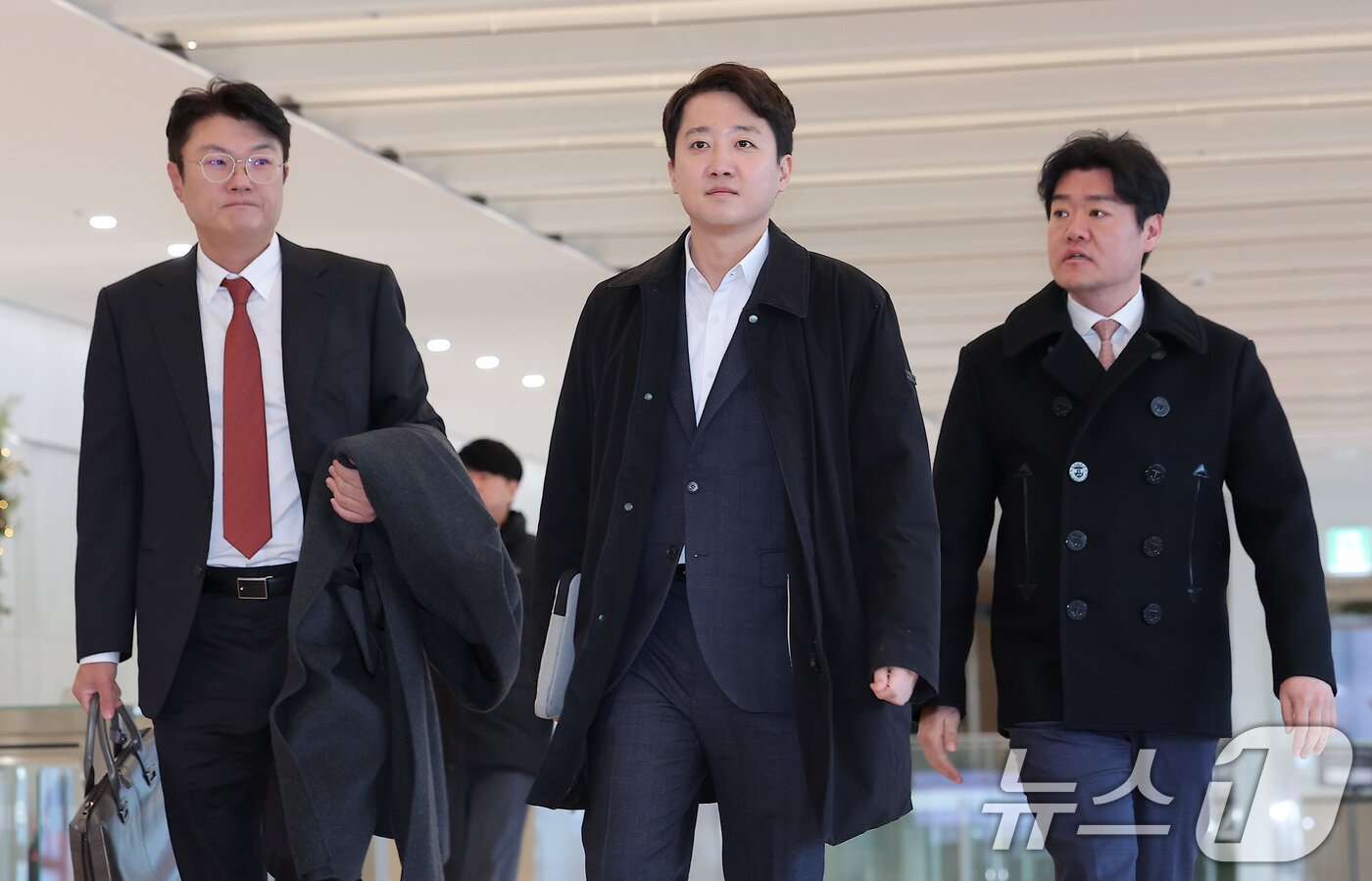 본문 이미지 - 국민의힘 대표 당시 당 공천 과정에 개입했다는 의혹을 받는 이준석 개혁신당 대표가 21일 서울 종로구 KT 광화문빌딩에 마련된 김건희 특검(특별검사 민중기) 사무실에 피의자 조사를 받기 위해 출석하고 있다. 2025.12.21/뉴스1 ⓒ News1 김성진 기자