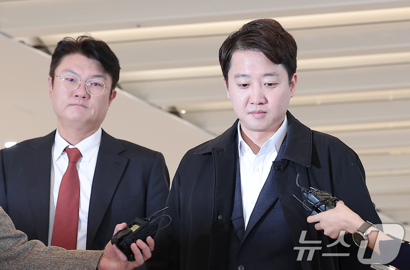 (서울=뉴스1) 김성진 기자 = 국민의힘 대표 당시 당 공천 과정에 개입했다는 의혹을 받는 이준석 개혁신당 대표가 21일 서울 종로구 KT 광화문빌딩에 마련된 김건희 특검(특별검사 …