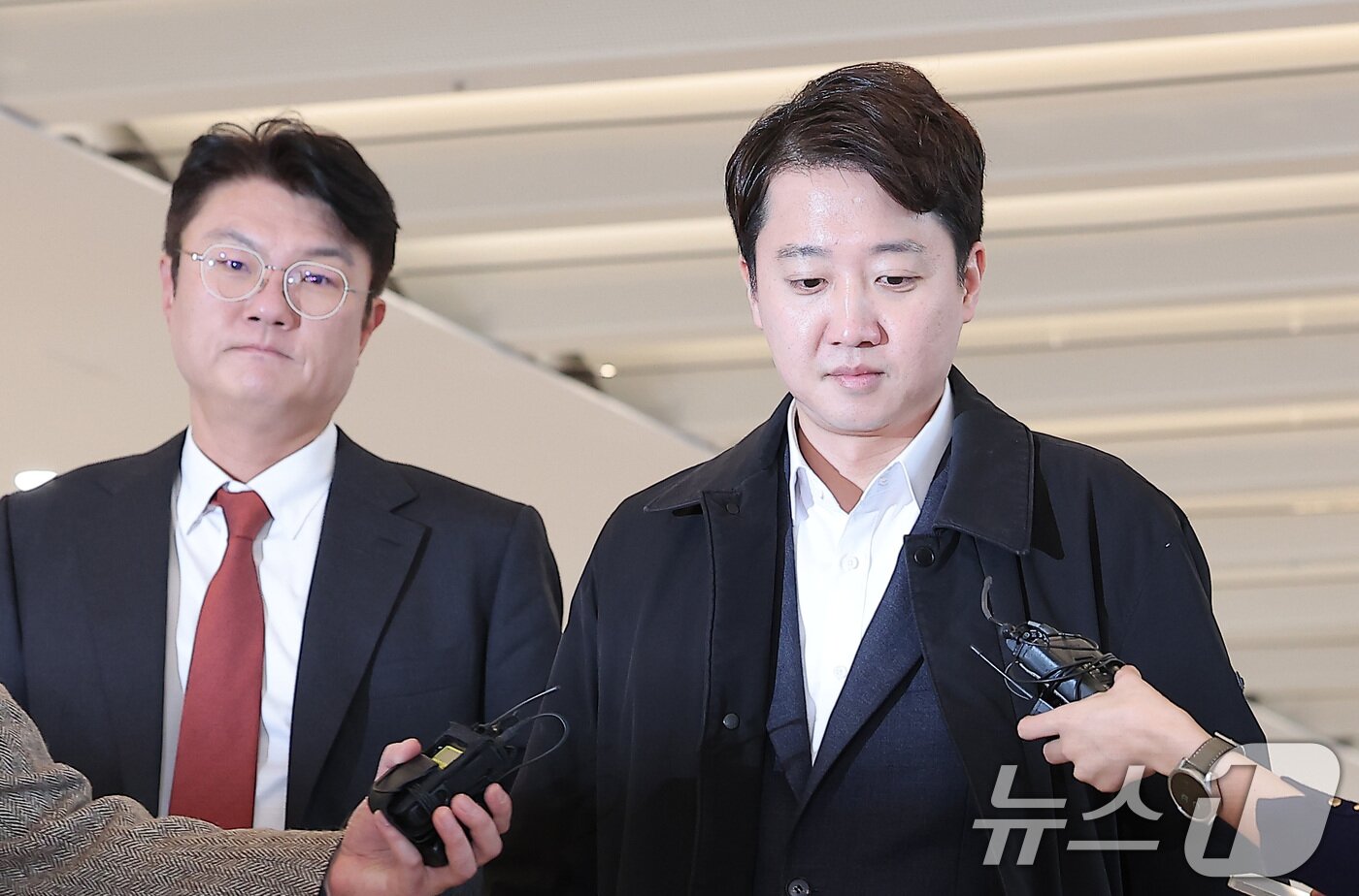 본문 이미지 - 국민의힘 대표 당시 당 공천 과정에 개입했다는 의혹을 받는 이준석 개혁신당 대표가 21일 서울 종로구 KT 광화문빌딩에 마련된 김건희 특검(특별검사 민중기) 사무실에 피의자 조사를 받기 위해 출석하고 있다. 2025.12.21/뉴스1 ⓒ News1 김성진 기자