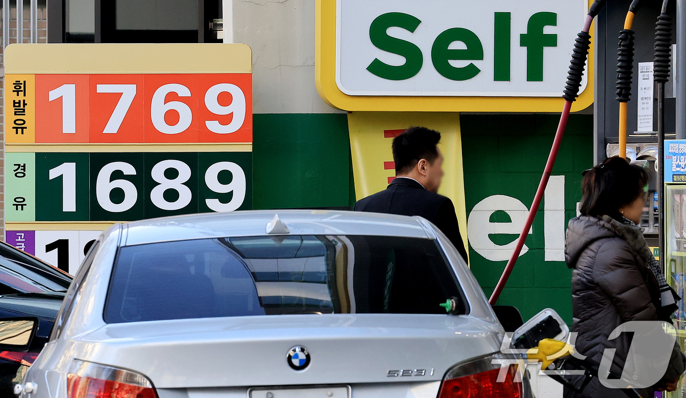(서울=뉴스1) 이호윤 기자 = 지난 20일 한국석유공사 유가정보시스템 오피넷에 따르면 12월 둘째 주(14∼18일) 전국 주유소 휘발유 평균 판매가는 L당 1741.8원으로, 전 …