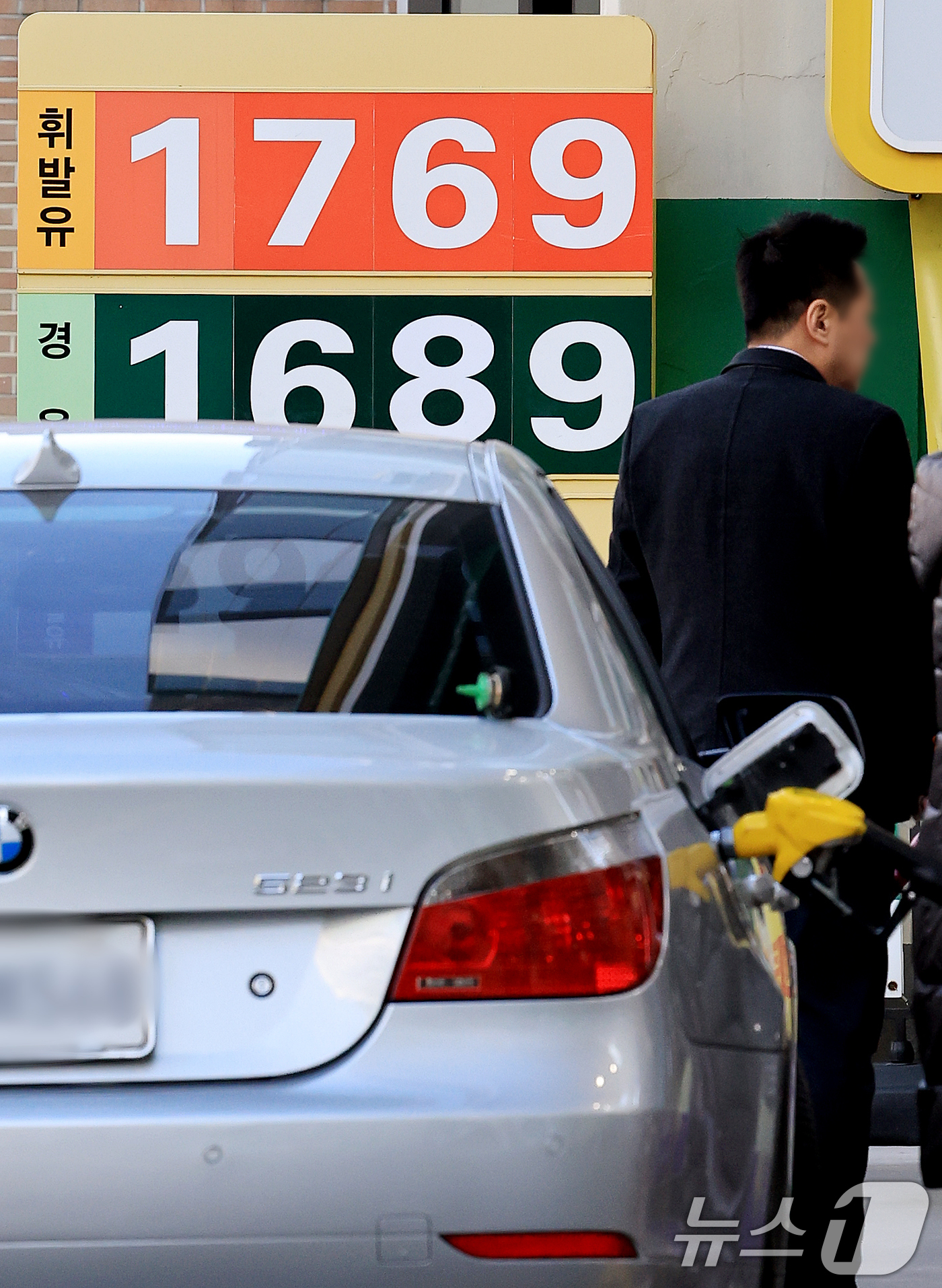 (서울=뉴스1) 이호윤 기자 = 지난 20일 한국석유공사 유가정보시스템 오피넷에 따르면 12월 둘째 주(14∼18일) 전국 주유소 휘발유 평균 판매가는 L당 1741.8원으로, 전 …