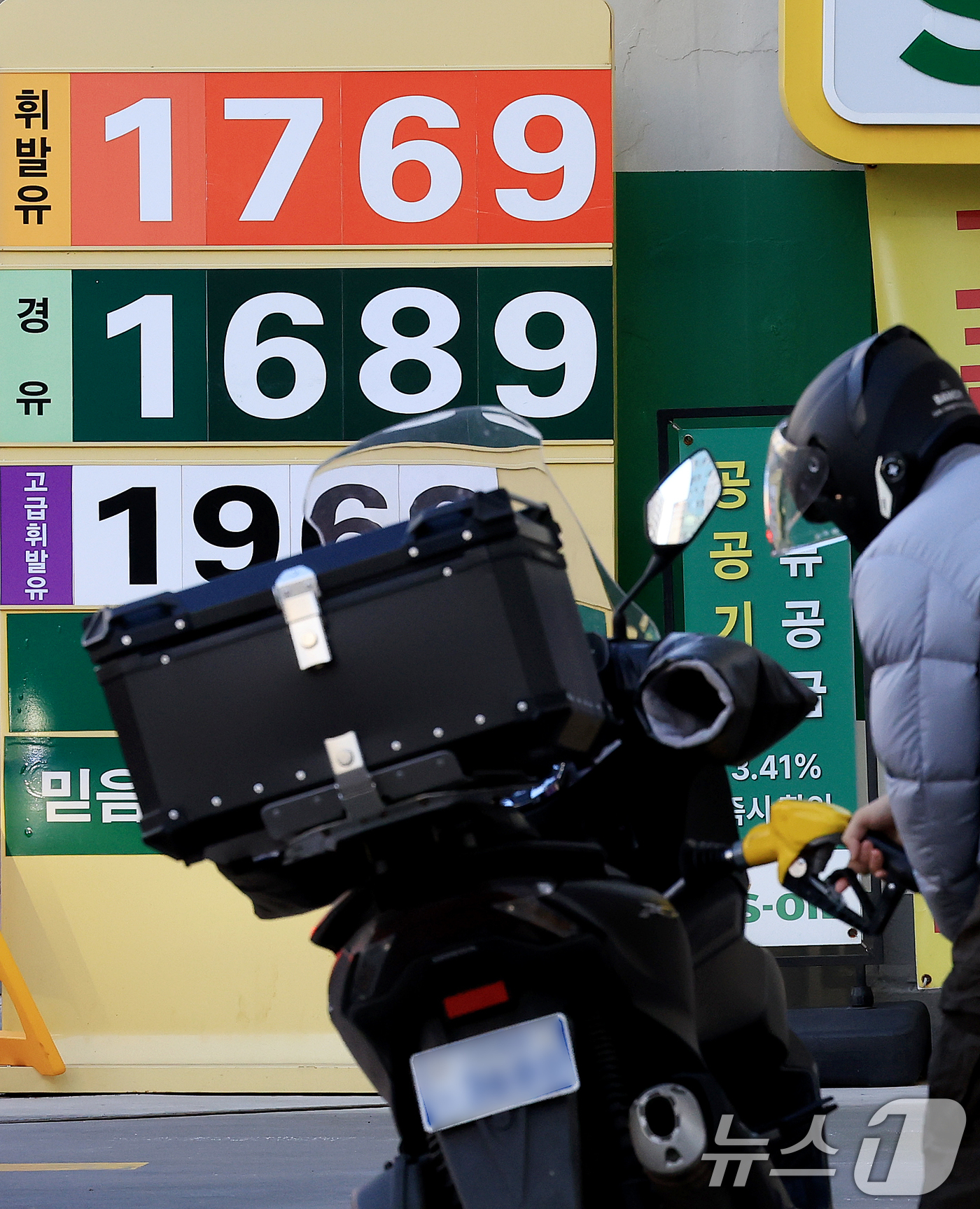 (서울=뉴스1) 이호윤 기자 = 지난 20일 한국석유공사 유가정보시스템 오피넷에 따르면 12월 둘째 주(14∼18일) 전국 주유소 휘발유 평균 판매가는 L당 1741.8원으로, 전 …