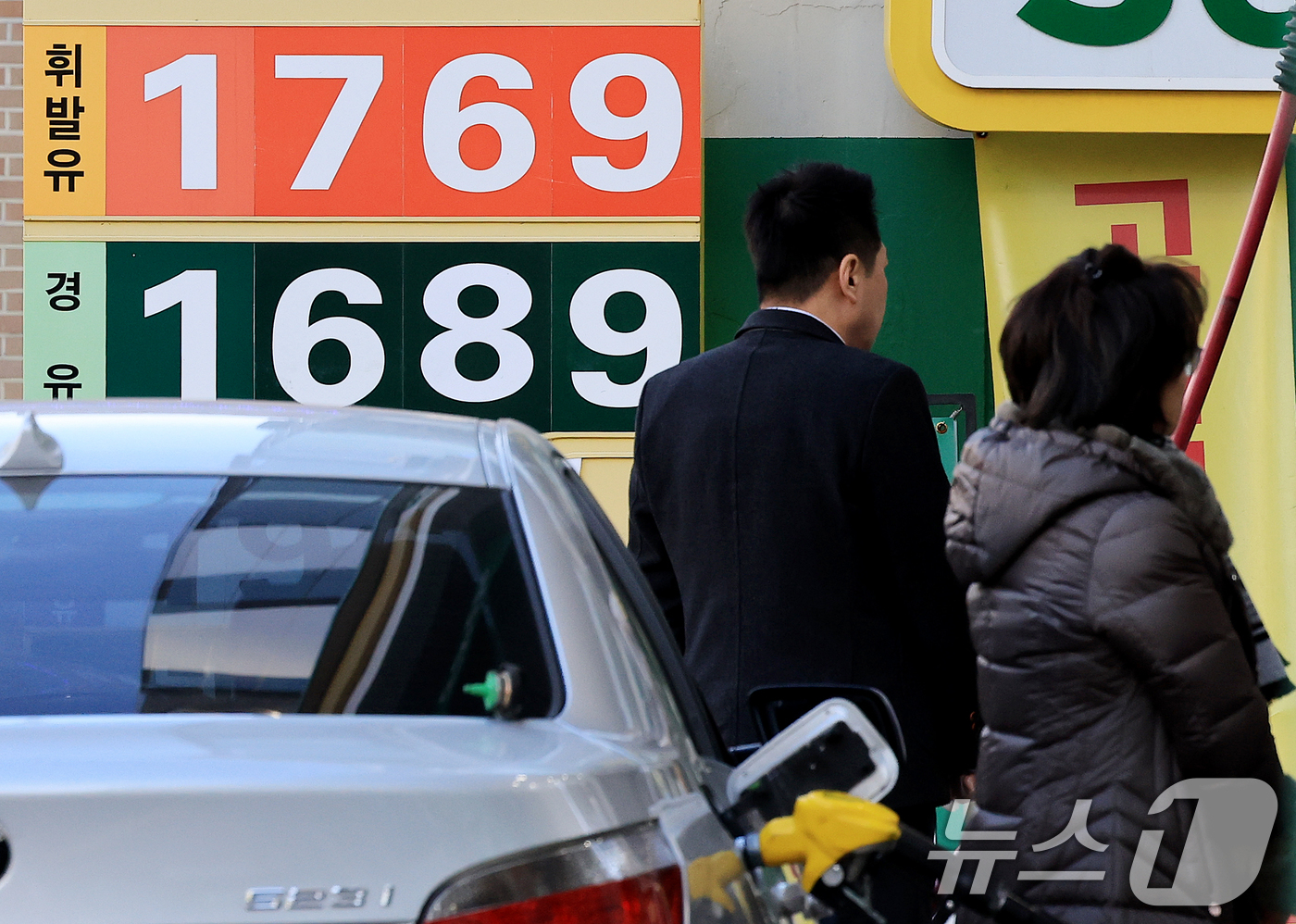 (서울=뉴스1) 이호윤 기자 = 지난 20일 한국석유공사 유가정보시스템 오피넷에 따르면 12월 둘째 주(14∼18일) 전국 주유소 휘발유 평균 판매가는 L당 1741.8원으로, 전 …