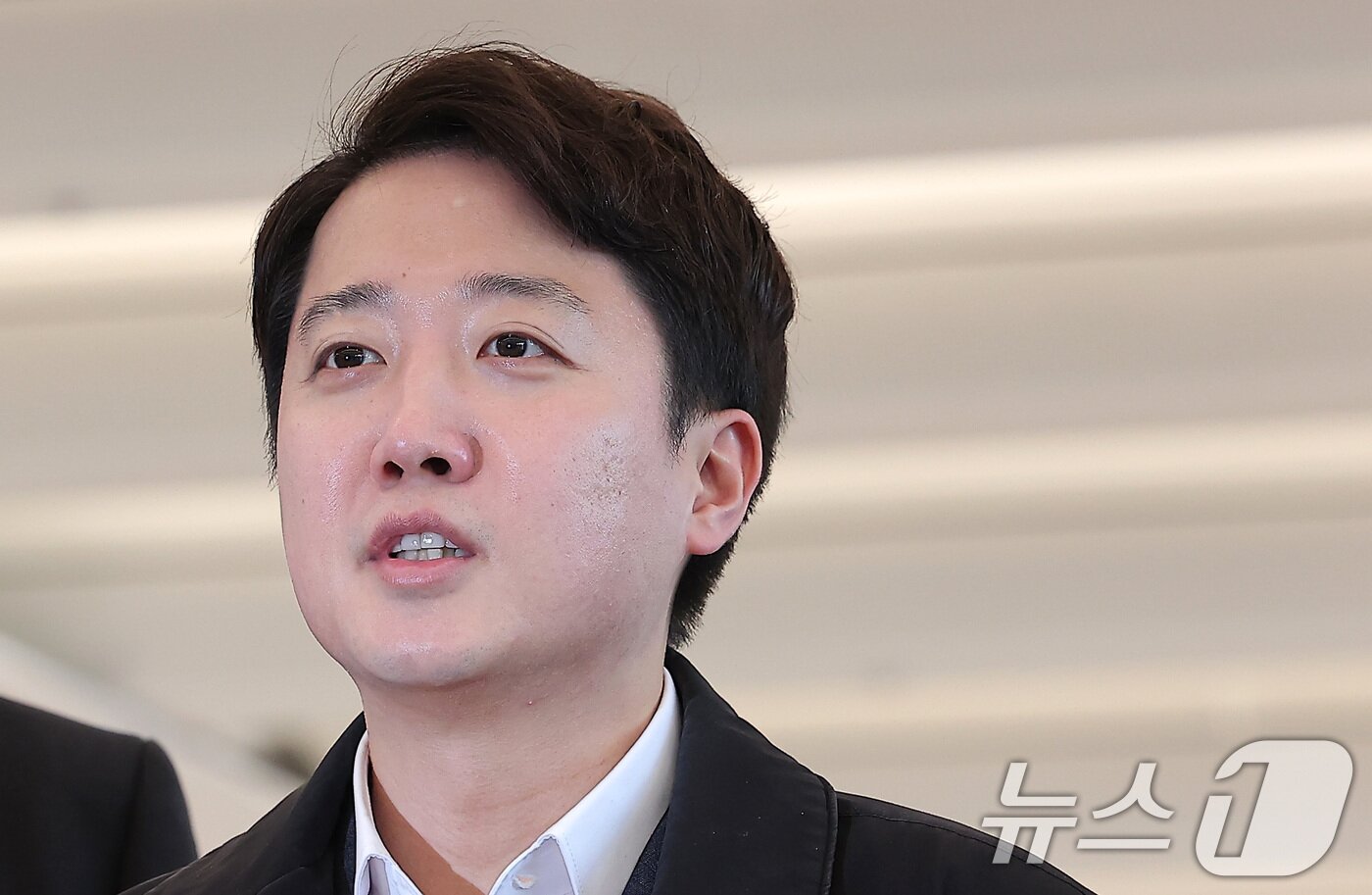 본문 이미지 - 국민의힘 대표 당시 당 공천 과정에 개입했다는 의혹을 받는 이준석 개혁신당 대표가 21일 서울 종로구 KT 광화문빌딩에 마련된 김건희 특검(특별검사 민중기) 사무실에 피의자 조사를 받기 위해 출석하며 입장을 밝히고 있다. 2025.12.21/뉴스1 ⓒ News1 김성진 기자