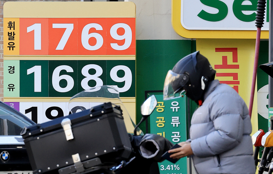 떨어지는 기름값, 국제유가 하락 영향