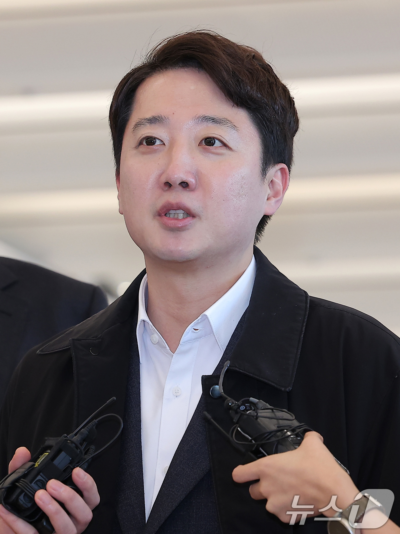 (서울=뉴스1) 김성진 기자 = 국민의힘 대표 당시 당 공천 과정에 개입했다는 의혹을 받는 이준석 개혁신당 대표가 21일 서울 종로구 KT 광화문빌딩에 마련된 김건희 특검(특별검사 …