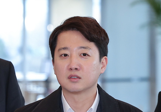 특검 출석하며 입장 밝히는 이준석