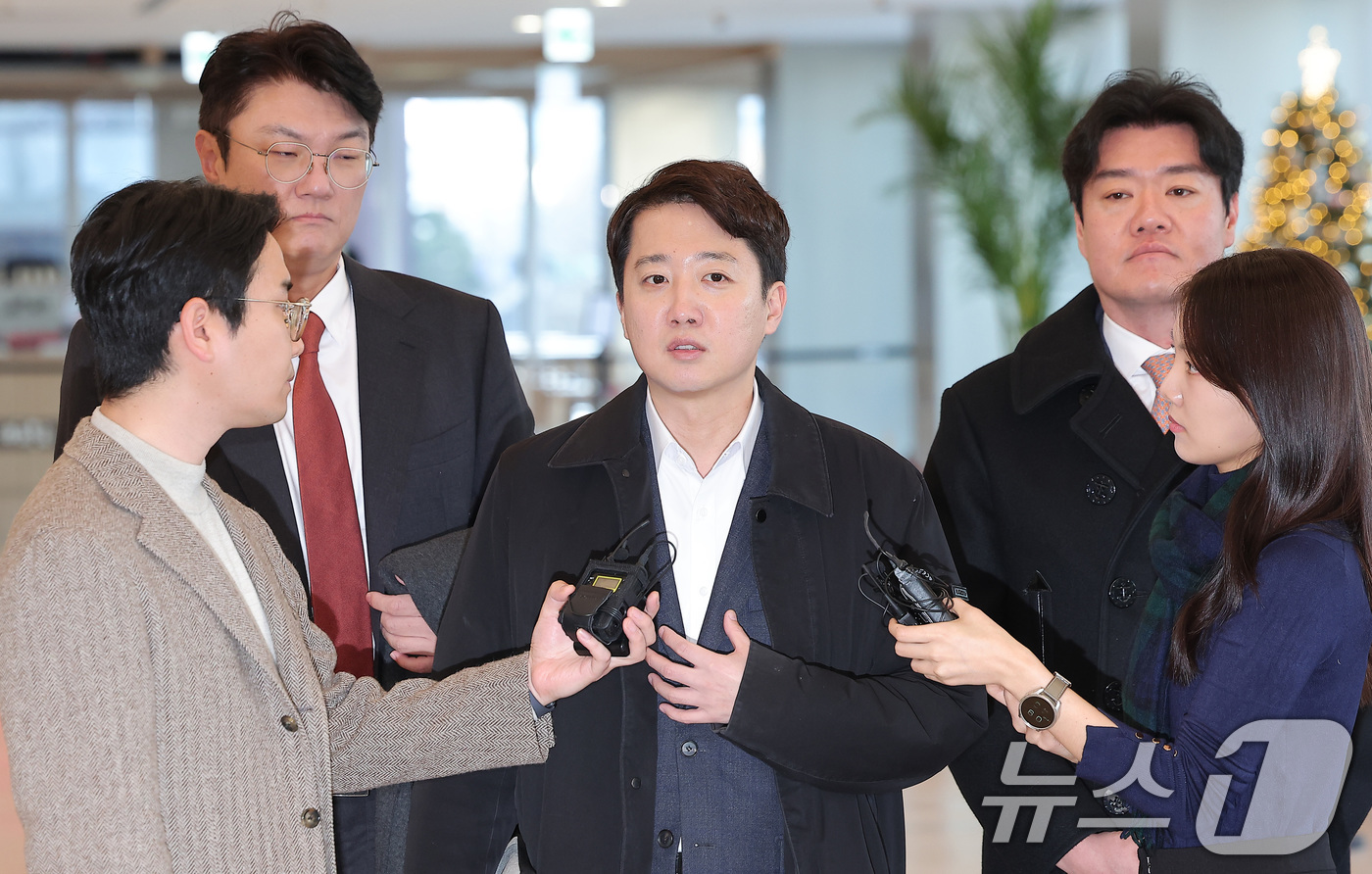 (서울=뉴스1) 김성진 기자 = 국민의힘 대표 당시 당 공천 과정에 개입했다는 의혹을 받는 이준석 개혁신당 대표가 21일 서울 종로구 KT 광화문빌딩에 마련된 김건희 특검(특별검사 …