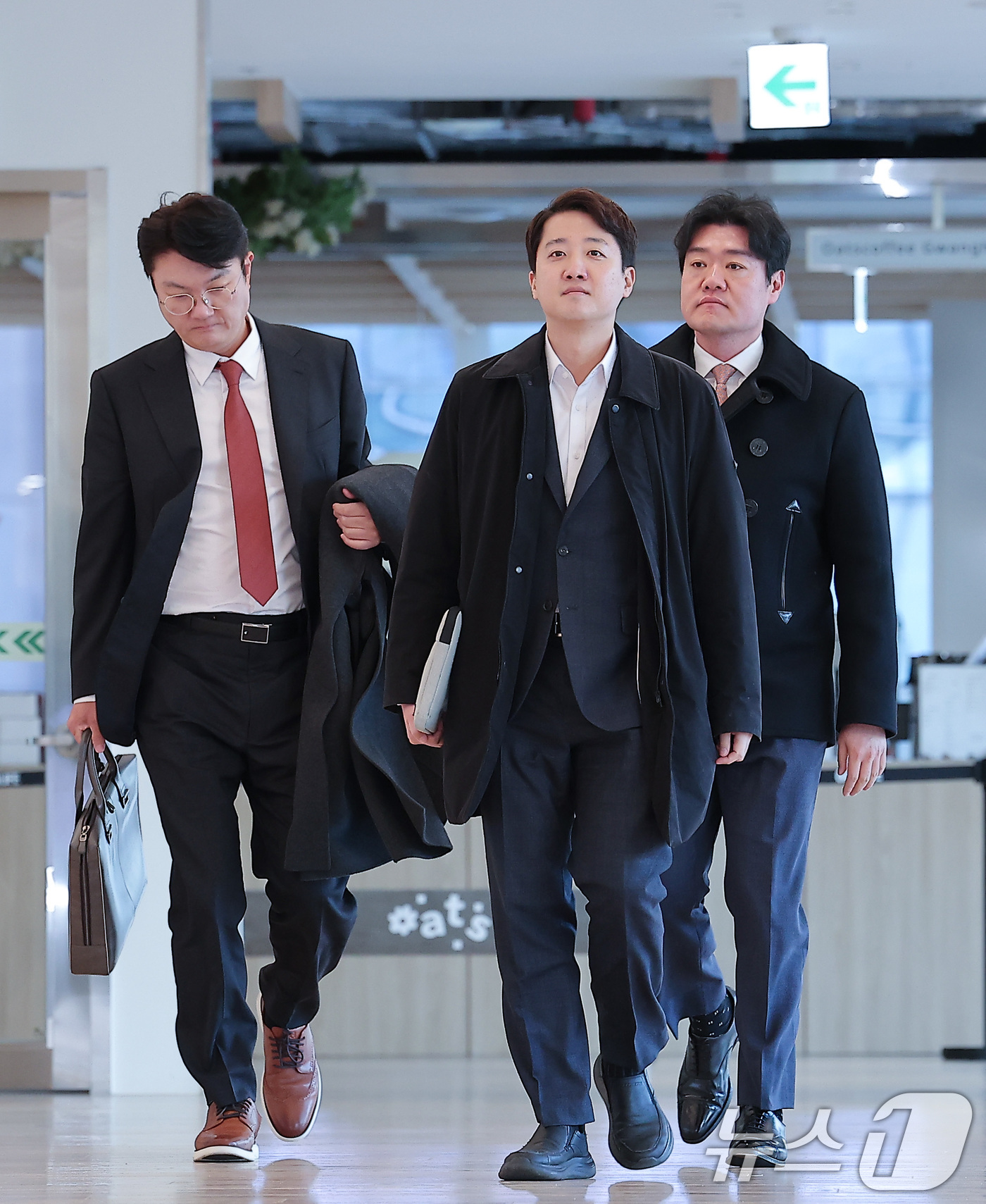 (서울=뉴스1) 김성진 기자 = 국민의힘 대표 당시 당 공천 과정에 개입했다는 의혹을 받는 이준석 개혁신당 대표가 21일 서울 종로구 KT 광화문빌딩에 마련된 김건희 특검(특별검사 …