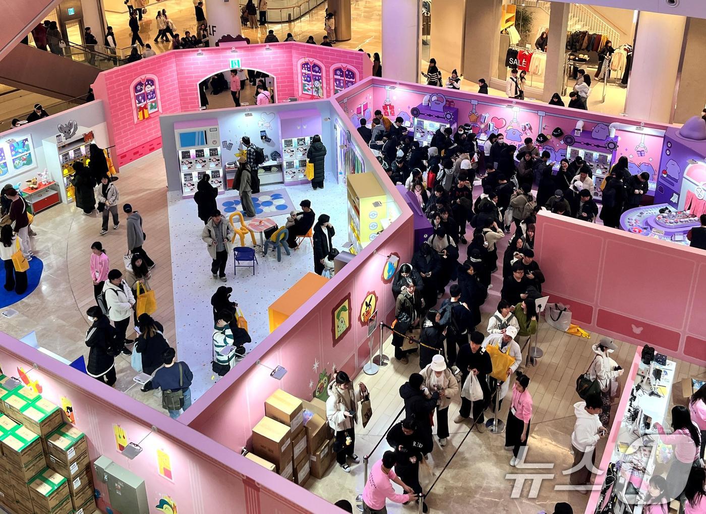 (서울=뉴스1) = 롯데백화점은 지난 19일부터 내년 1월 12일(월)까지 롯데타운 잠실에서 포켓몬 겨울 팝업스토어를 선보인다고 21일 밝혔다..이번 팝업에서는 '동전지갑 키링', …