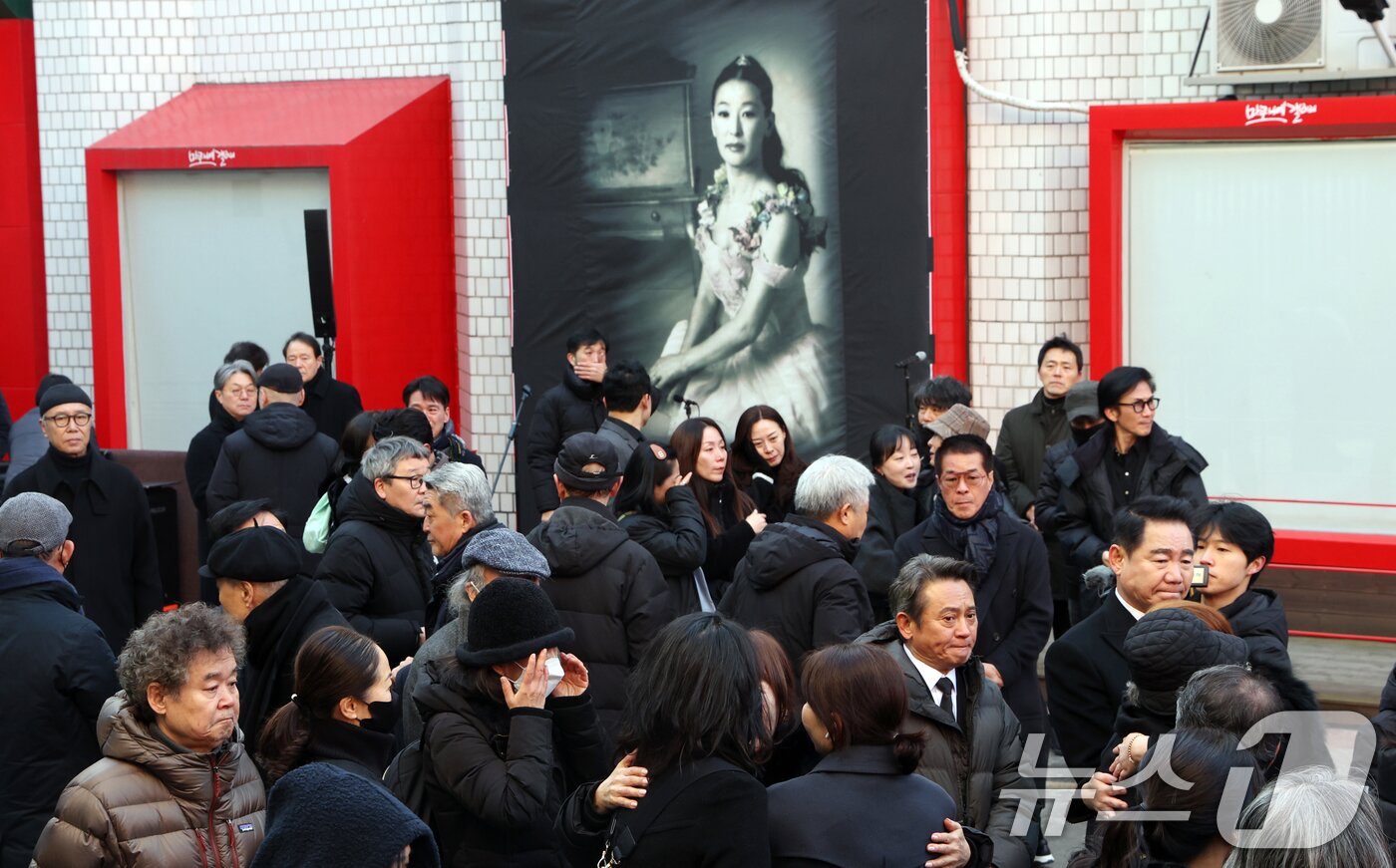 본문 이미지 - 21일 서울 종로구 대학로 설치극장 정미소(현 한예극장)에서 열린 故 윤석화 배우 노제에서 지인들이 슬퍼하고 있다.   2025.12.21/뉴스1 ⓒ News1 김명섭 기자