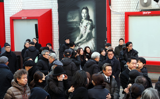 연극계 큰 별 윤석화, 사랑했던 대학로에서 영면