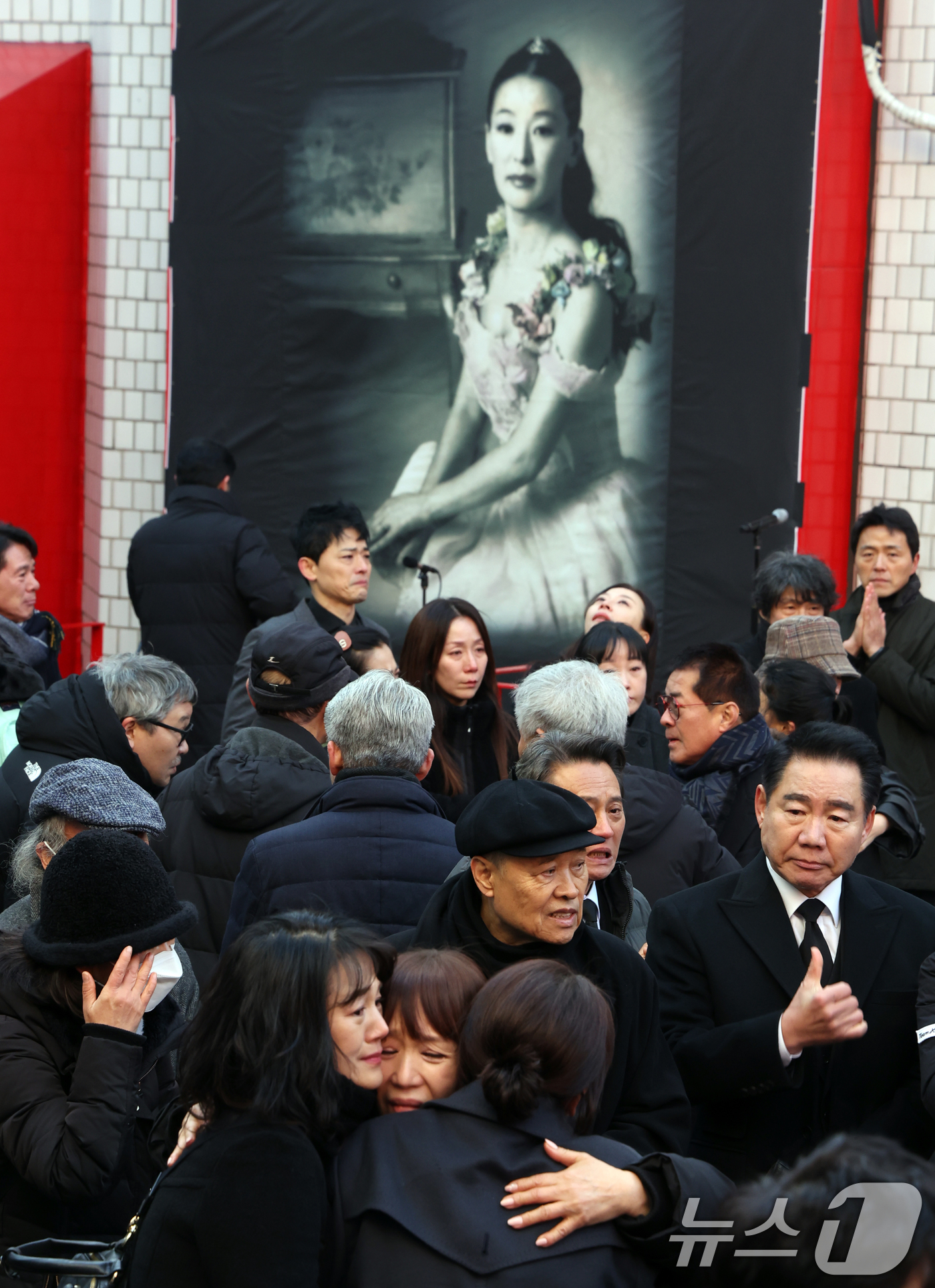(서울=뉴스1) 김명섭 기자 = 21일 서울 종로구 대학로 설치극장 정미소(현 한예극장)에서 열린 故 윤석화 배우 노제에서 지인들이 슬퍼하고 있다. 이곳은 고인이 2002∼2019 …