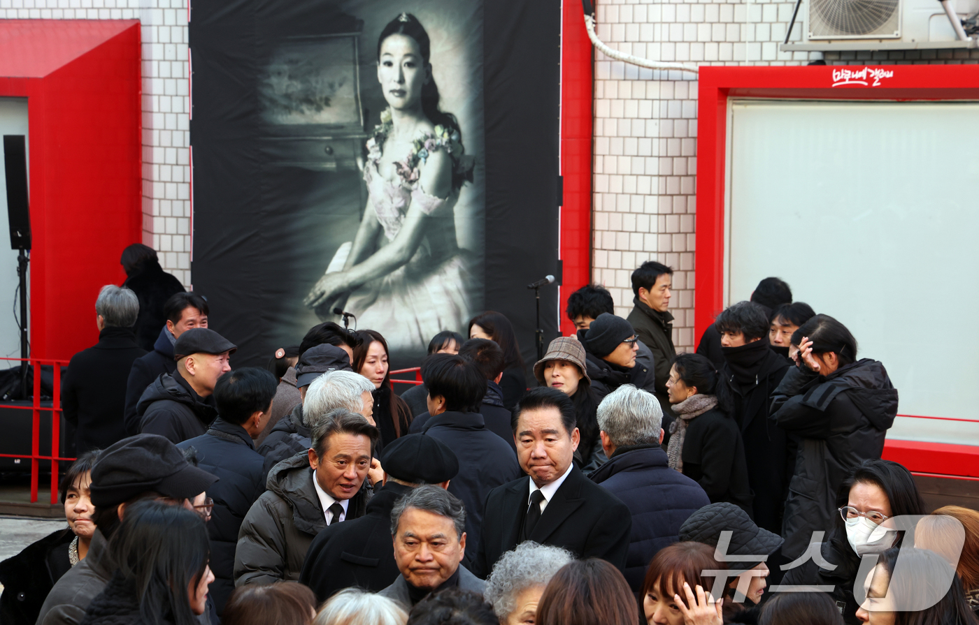 (서울=뉴스1) 김명섭 기자 = 21일 서울 종로구 대학로 설치극장 정미소(현 한예극장)에서 열린 故 윤석화 배우 노제에서 지인들이 슬퍼하고 있다. 이곳은 고인이 2002∼2019 …