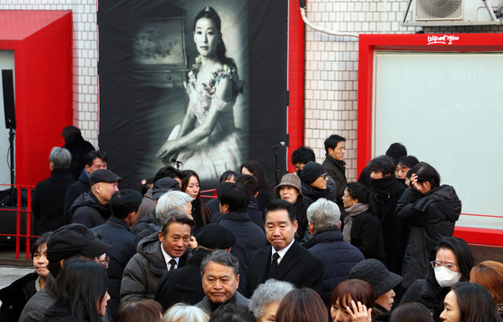 故 윤석화 배우 떠나보내는 지인들