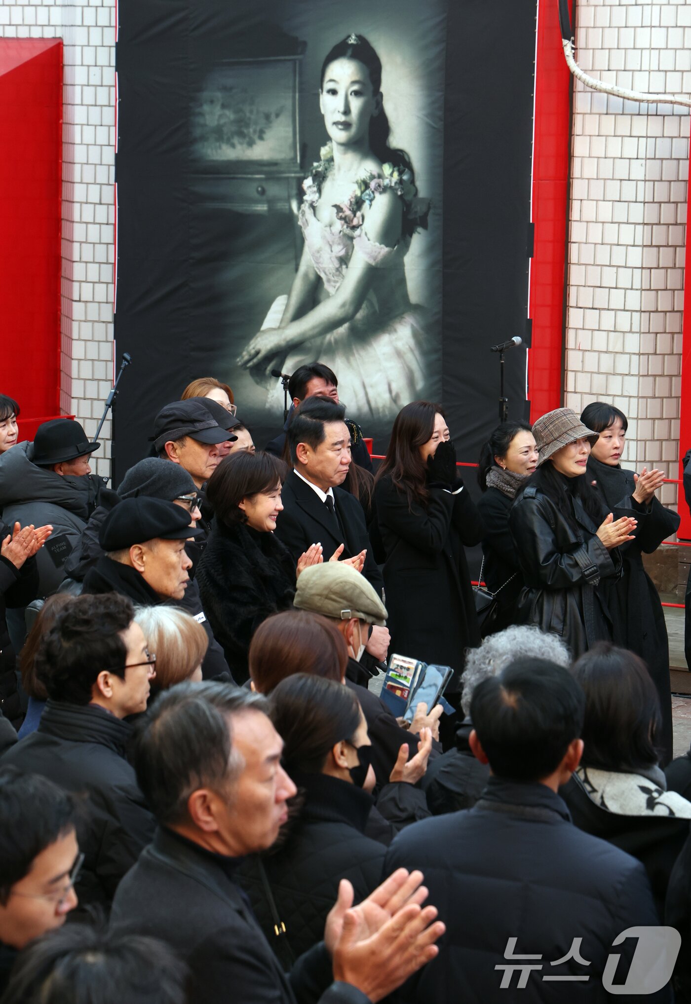 본문 이미지 - 21일 서울 종로구 대학로 설치극장 정미소(현 한예극장)에서 열린 故 윤석화 배우 노제에서 지인들이 슬퍼하고 있다.  2025.12.21/뉴스1 ⓒ News1 김명섭 기자