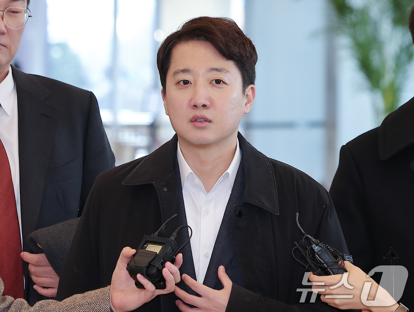 (서울=뉴스1) 김성진 기자 = 국민의힘 대표 당시 당 공천 과정에 개입했다는 의혹을 받는 이준석 개혁신당 대표가 21일 서울 종로구 KT 광화문빌딩에 마련된 김건희 특검(특별검사 …