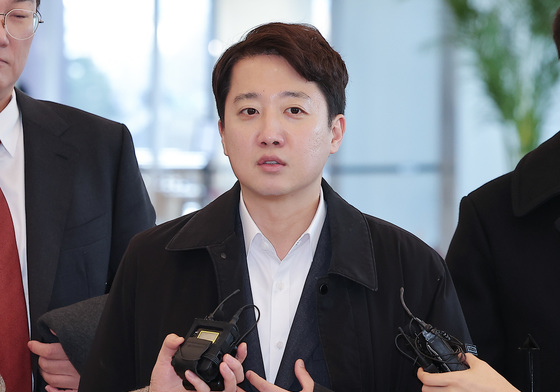 특검 출석하며 입장 밝히는 이준석