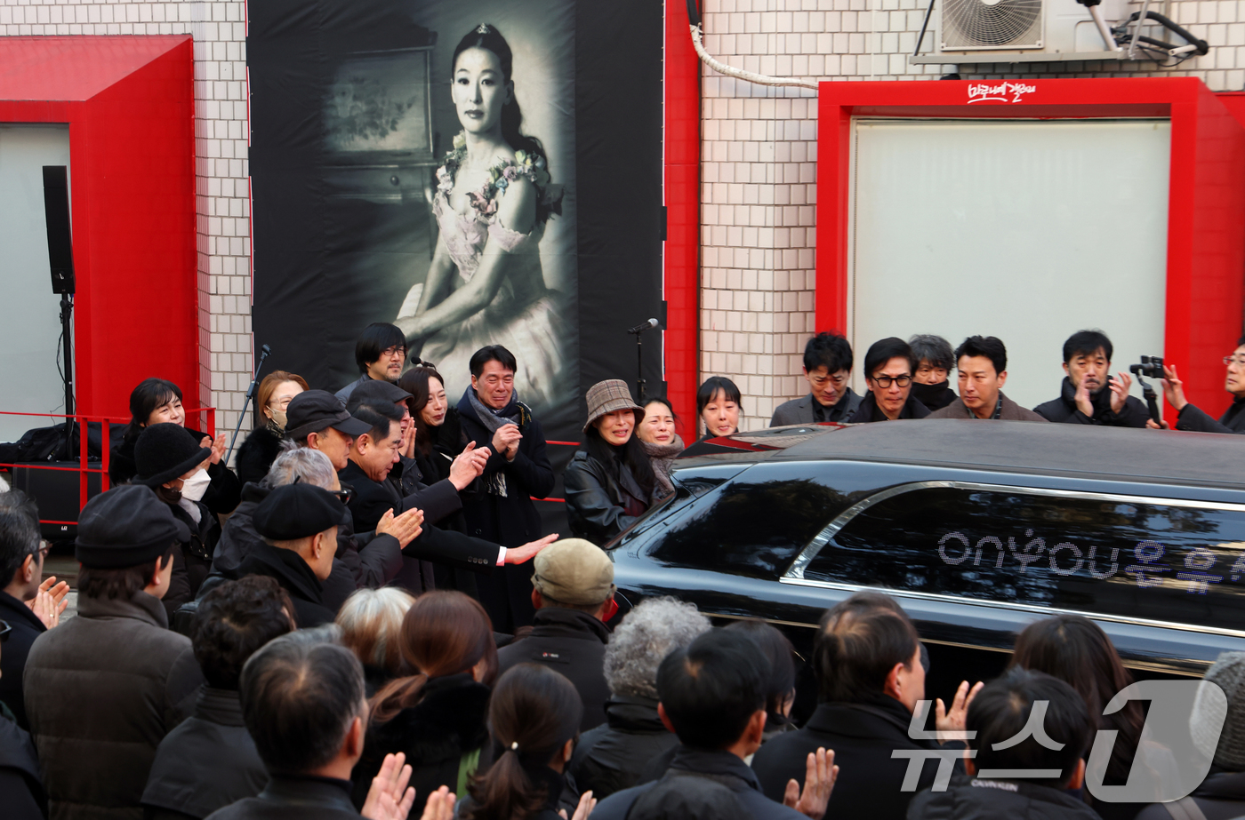 (서울=뉴스1) 김명섭 기자 = 21일 서울 종로구 대학로 설치극장 정미소(현 한예극장)에서 열린 故 윤석화 배우 노제에서 지인들이 슬퍼하고 있다. 이곳은 고인이 2002∼2019 …